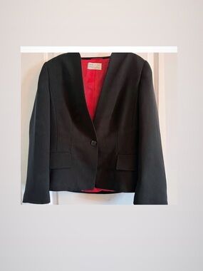 ♥️ Precis petit. Striking black blazer with Red Lining